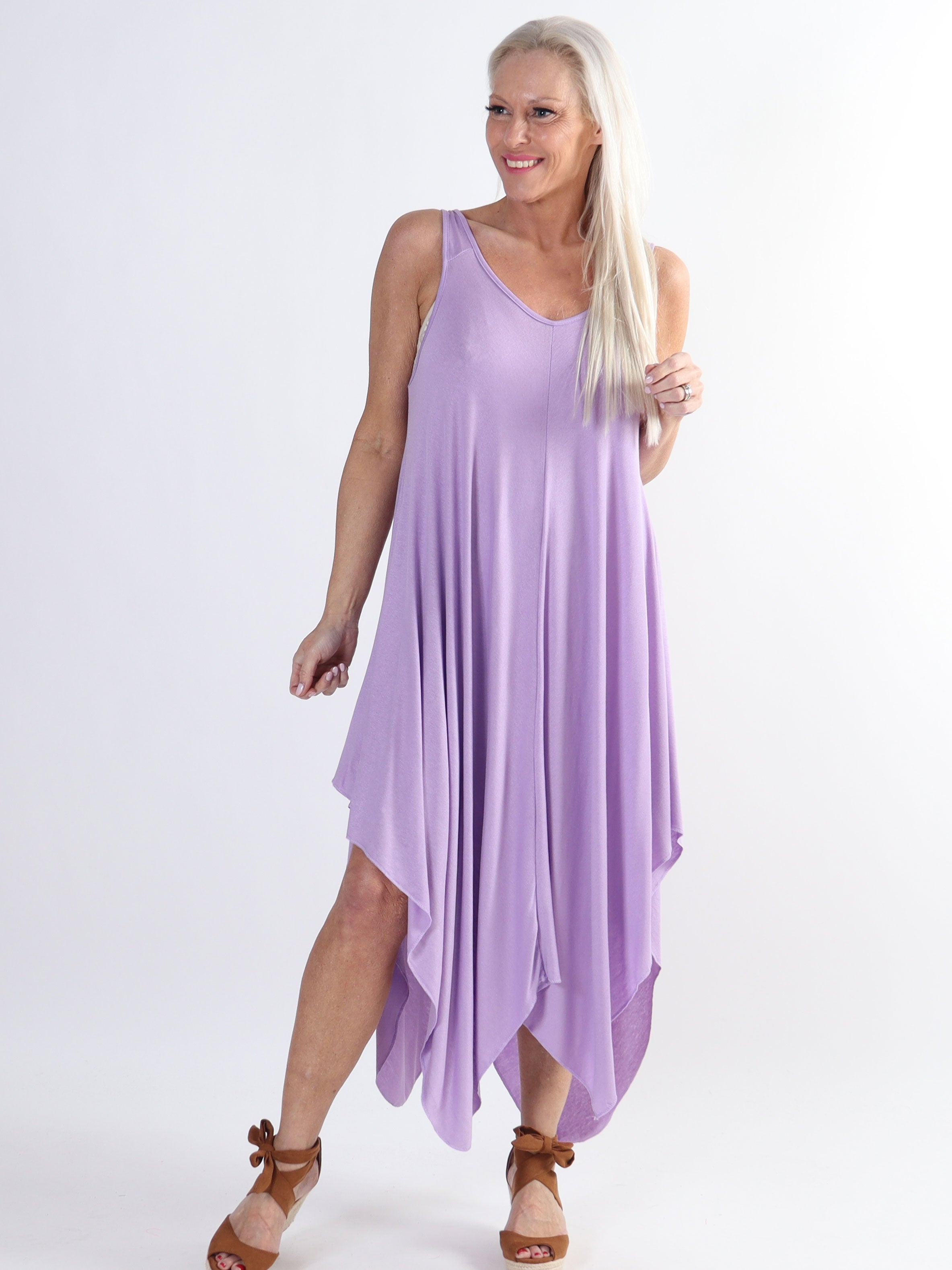 Veronica - Ensfarvet plus size kjole med brede stropper